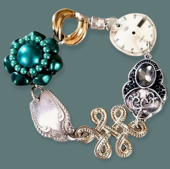 Hand Crafted Repurposed Vintage Assemblage Charm Bracelet NWT - Picture 1 of 16